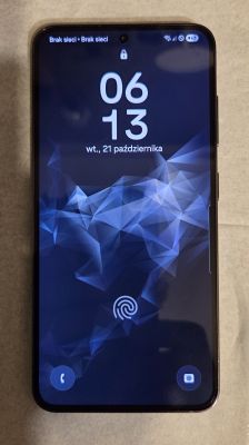 Czarny smartfon Samsung Galaxy S23 z włączonym ekranem blokady