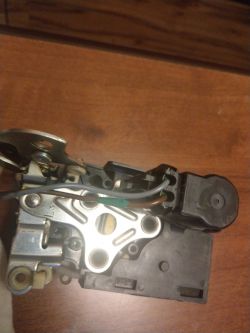 Jak podłączyć centralny zamek i pilot na biurku? Schemat i zdjęcia