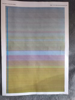 Drukarka drukuje kolorami na szarej stronie w drukarce Konica Minolta C353