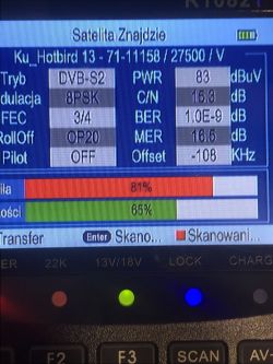 Ekran miernika satelitarnego pokazujący parametry sygnału Hotbird 13