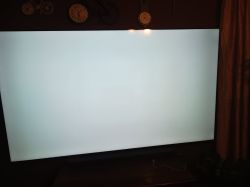 Test jednolitości ekranu telewizora z ciemniejszymi bokami Telewizor z jasnym ekranem i przyciemnieniem po lewej i prawej stronie