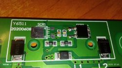 Płytka PCB z oznaczeniami SCR1 i SCR2, z jednym wylutowanym tyrystorem i elementami SMD.