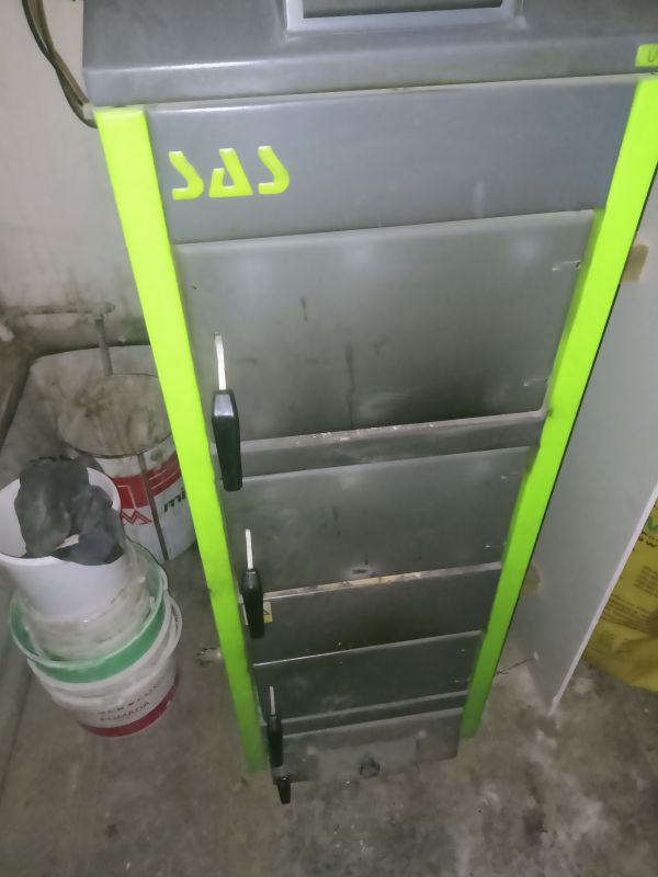 Piec centralnego ogrzewania SAS UWT 23kW w kotłowni na betonowej podłodze.
