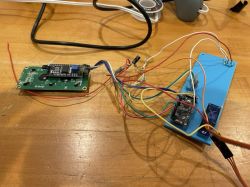 Prototyp urządzenia SplashFlag z wyświetlaczem LCD i płytką ESP32-S3