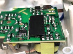 Wnętrze przedłużacza Brennenstuhl Estilo ESL 0202 USB BE 3676 z widocznymi elementami elektronicznymi na płytce drukowanej.