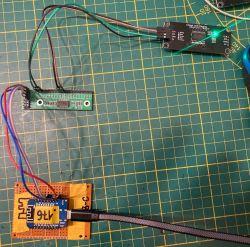 Połączenie wyświetlacza LED z płytką elektroniczną i modułem MCP23017 na zielonej macie do cięcia.