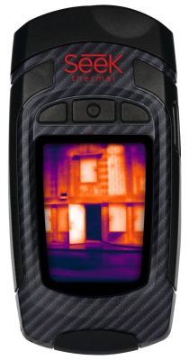 Ręczna kamera termowizyjna Seek Thermal Reveal PRO FF z obrazem termicznym budynku na ekranie.