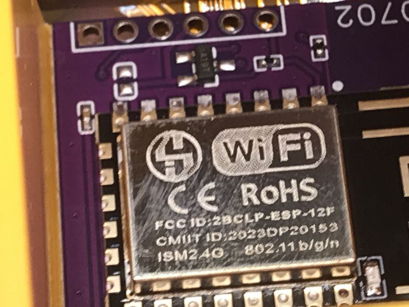 WiFi ESP-12F Modul auf der Leiterplatte Nahaufnahme des WiFi ESP-12F Moduls auf einer Leiterplatte.