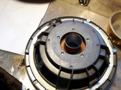 Jak naprawić odklejony magnes w tubie basowej Hifonics?