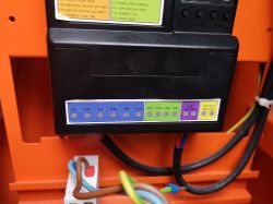Panel sterowania napędu z kolorowymi oznaczeniami złącz i przewodami elektrycznymi
