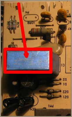 Płytka drukowana PCB z zaznaczonym kondensatorem.