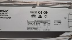 Zbliżenie na etykietę elektronicznego statecznika do świetlówek z danymi 220–240 V i tabelą parametrów