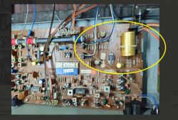 Płyta drukowana z elementami elektronicznymi, zaznaczona żółtym okręgiem.