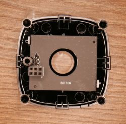 Wnętrze obudowy kamery TP-Link Tapo C100 z widocznym modułem IR i oznaczeniem BOTTOM