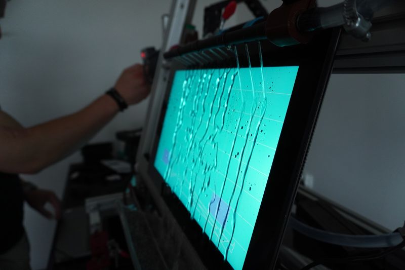 Test screen with streams of water flowing down in a laboratory setup