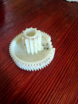 Szukam wytrzymałej masy plastycznej do naprawy zębatki młynka do kawy