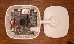 Wnętrze rozebranej kamery TP-Link Tapo C100 z widoczną elektroniką