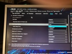Zdjęcie ekranu konfiguracji BIOS/UEFI komputera na monitorze.