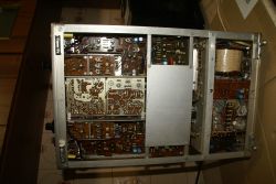 Wnętrze oscyloskopu Kabid DT 525A z widocznymi komponentami elektronicznymi.