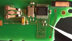 Zbliżenie na płytkę drukowaną z pilota do Citroen C4, wskazujący brakujący kondensator ceramiczny.