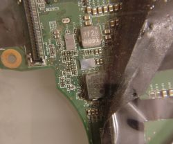 Lenovo T420 - uszkodzenie płyty przez zbyt długą śrubę, naprawa?