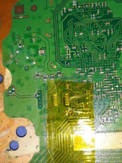 Jakie wartości mają dioda i kondensator na płycie PS4 SAD-001?