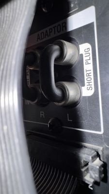 Zbliżenie na złącza „SHORT PLUG” IN/OUT w tylnym panelu urządzenia audio Sony