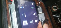 Ekran radia Kenwood z widocznymi ikonami USB, Android Auto i Apple CarPlay