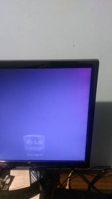 LG 22MN43 - Różowe i zielone przebarwienia na ekranie, co robić?