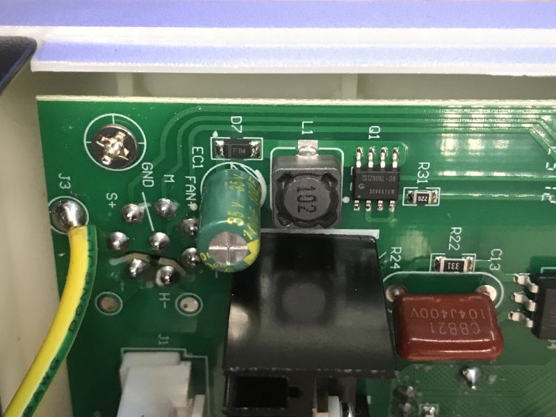 Zbliżenie na płytkę PCB stacji lutowniczej z widocznymi elementami elektronicznymi