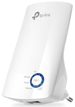 Wzmacniacz sygnału TP-Link podłączony do gniazdka elektrycznego
