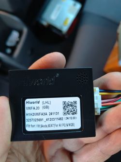 Adapter Hiworld z etykietą zawierającą kody i specyfikację.