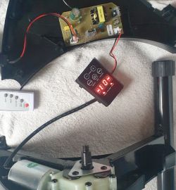 Panel kontrolny urządzenia elektrycznego z podłączonymi przewodami.