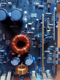 Pomocnik wzmacniacza z widocznymi elementami elektronicznymi i rezystorem.