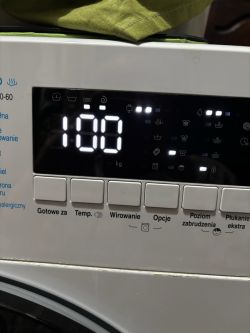 Panel sterowania pralki z wyświetlaczem pokazującym „1:08”