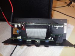 Elektroniktafel mit Kabeln und Komponenten auf weißem Hintergrund.