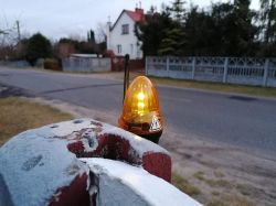 Lampa ostrzegawcza w napędzie bramy MaxGate - niegasnące światło po zamknięciu