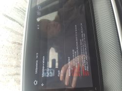 Ekran radia samochodowego z Androidem w ustawieniach „Informacje o tablecie” i danymi wersji