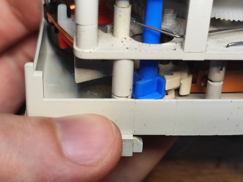 Wnętrze mechanicznego programatora czasowego Theben z widocznymi elementami przekładni.
