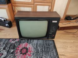 Telewizor Neptun 471 z drewnianą obudową na dywanie