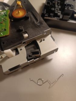 Sprężynka i mechanizm magnetofonu Technics RS-B765 na stole