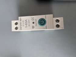 White DEWIN WiFi relay 1P-I-63, 1-63A with a button and signal light.
