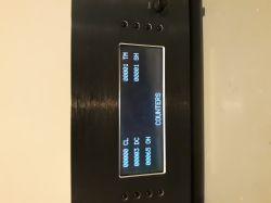Panel przedni wzmacniacza z wyświetlaczem LCD pokazującym liczniki i przyciskami sterującymi.