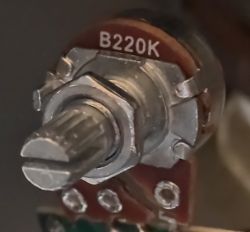 Potencjometr B220K - Wyłamany, ciężko z zamiennikiem