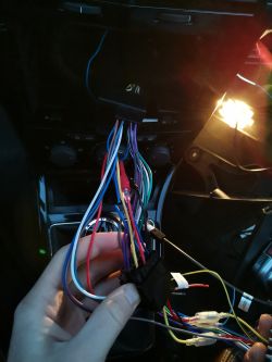 Przednie głośniki w samochodzie nie grają tylko tylnie