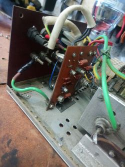 Prostownik 12v nie ładuje. - Napiecie na zaciskach jest, prądu brak.