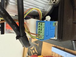 Przyłącze elektryczne z niebieską kostką zaciskową w napędzie siłownika.