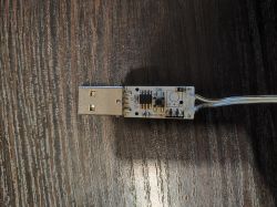 Zbliżenie na wtyczkę USB z wbudowanym programatorem i włącznikiem.