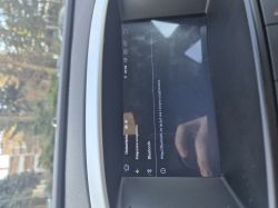 Ekran systemu informacyjno-rozrywkowego w samochodzie z otwartymi ustawieniami Bluetooth.