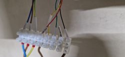 Zbliżenie na kolorowe przewody elektryczne podłączone do złączek.